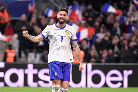 Olivier Giroud's Surprise Amsterdam Concert: A Night of Football Chants and Unexpected Serenades!